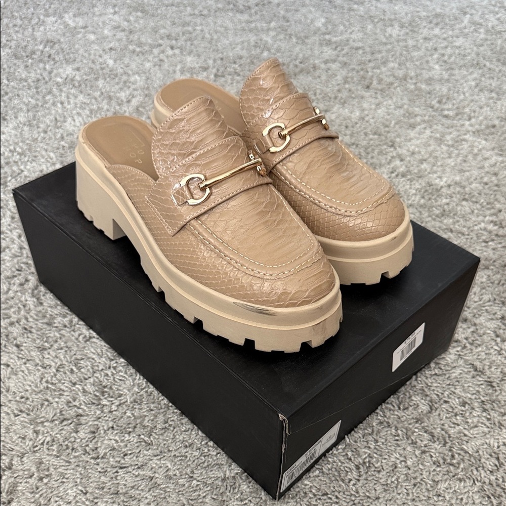 Women's Tan Slip-On Loafers Shu Shop size 8